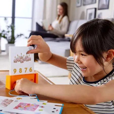 Niña jugando Logic! CASE Set de Iniciación 5+ de la marca Haba