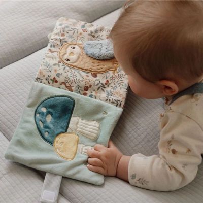 Bebé jugando con el libro blandito de Actividades Forest de la marca Little Dutch