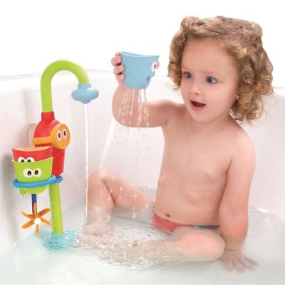 Niña jugando con el Grifo y Vasitos Divertidos de la marca Yookidoo