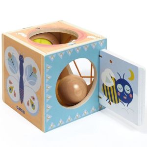 Baby blanco BabyBox de la marca Djeco visto de una lado